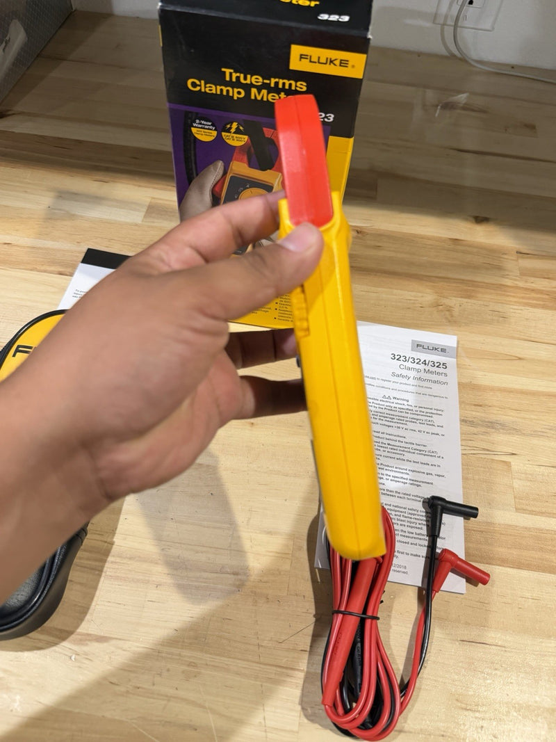 FLUKE 323 TRUE-RMS DIGITAL CLAMP METER WITH BAG & LEADS