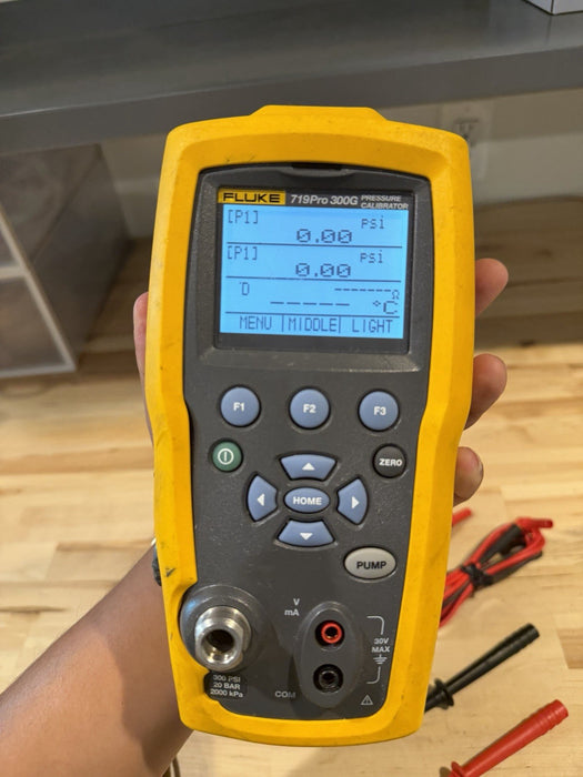 FLUKE 719 PRO 300G ELECTRIC PRESSURE CALIBRATOR W/ ACCESSORIES (SHIPS FREE)