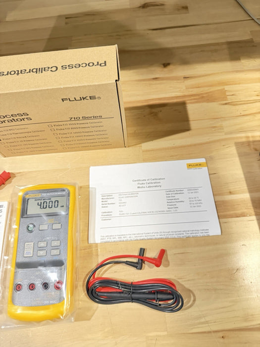 FLUKE 715 VOLT/MA CALIBRATOR WITH LEADS & CLIPS