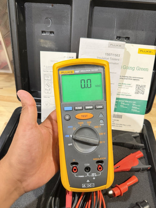 FLUKE 1507 INSULATION MULTIMETER W/ LEADS & CLIPS