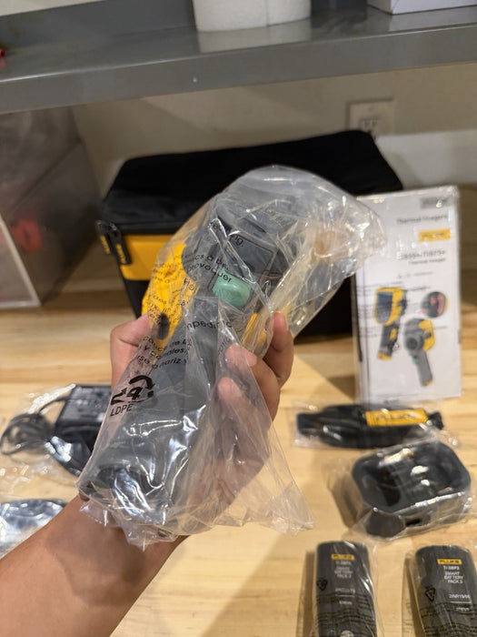 FLUKE TIS75+ 27 HZ 384X288 THERMAL IMAGING CANERA W/ ACCESSORIES (NEW SEALED)