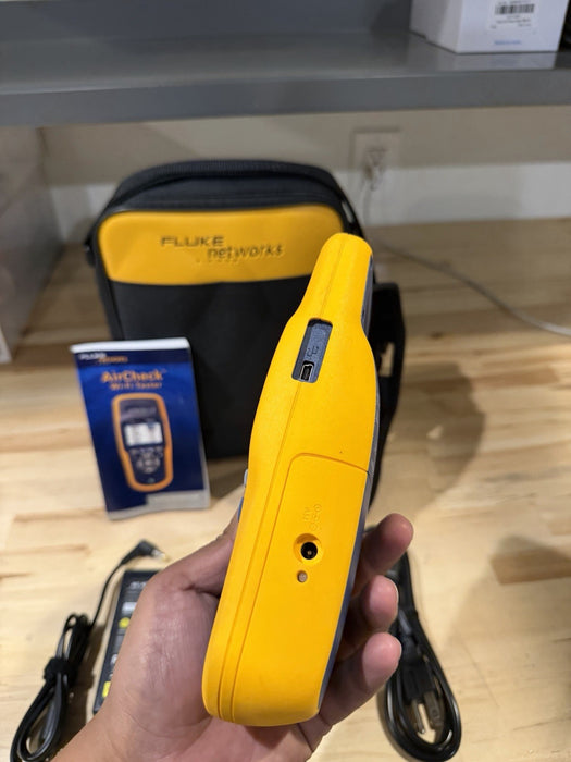 FLUKE NETWORKS AIRCHECK WIFI TESTER WITH CHARGER & BAGE