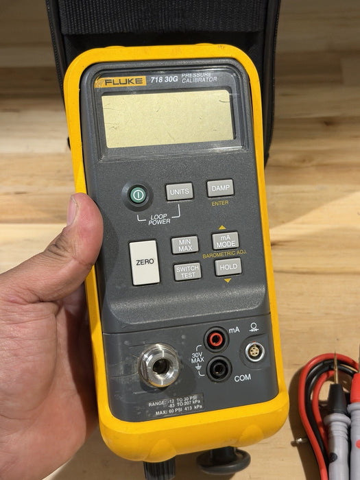 FLUKE 718 30G PRESSURE CALIBRATOR W/ LEADS & BAG (FREE SHIPPING) TESTED