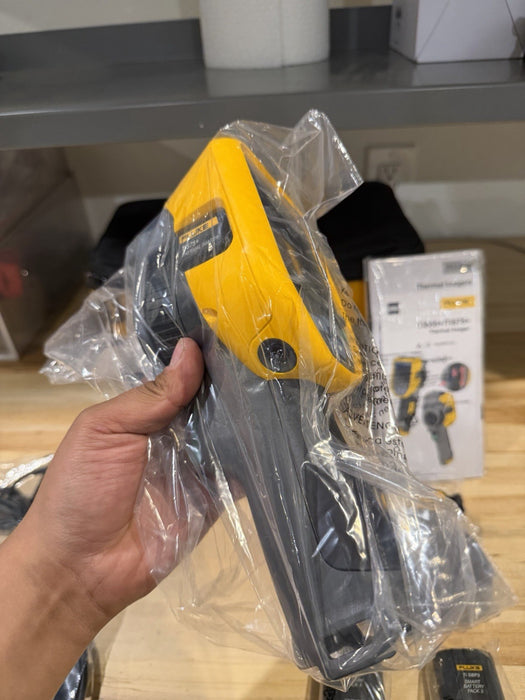 FLUKE TIS75+ 27 HZ 384X288 THERMAL IMAGING CANERA W/ ACCESSORIES (NEW SEALED)