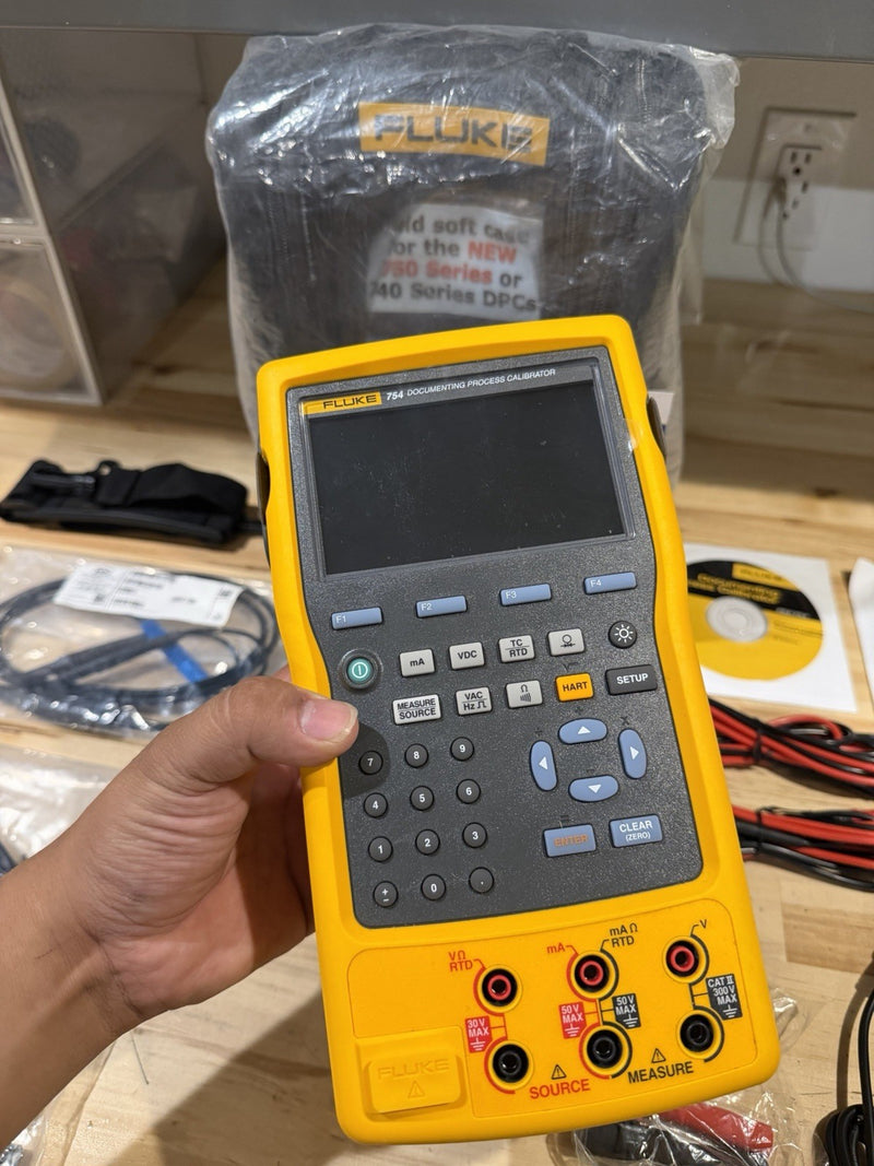 FLUKE 754 DOCUMENTING PROCESS CALIBRATOR W/ ACCESSORIES (NEW) FREE SHIPPING