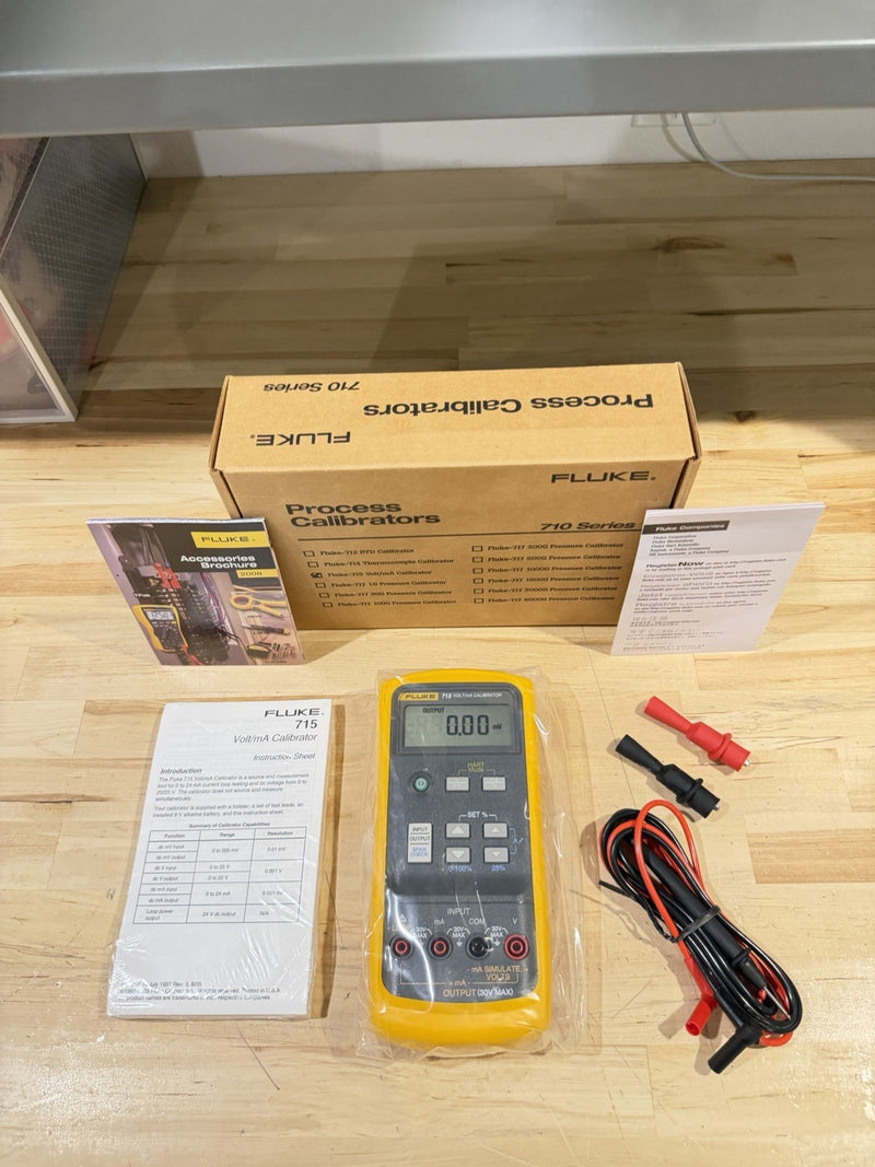 FLUKE 715 VOLT/MA CALIBRATOR W/ LEADS & CLIPS FREE SHIPPING