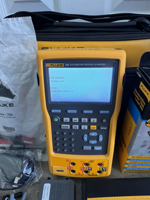 FLUKE 754 DOCUMENTING PROCESS CALIBRATOR WITH NEW TLK287 LEADS & EXTRA BATTERY