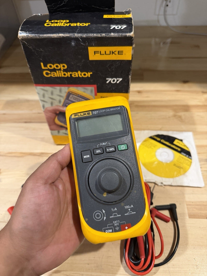 FLUKE 707 LOOP CALIBRATOR WITH ACCESSORIES