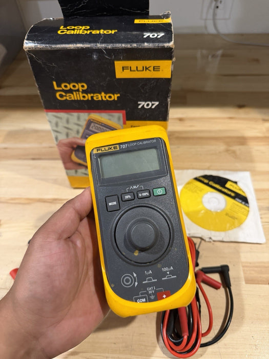 FLUKE 707 LOOP CALIBRATOR WITH ACCESSORIES