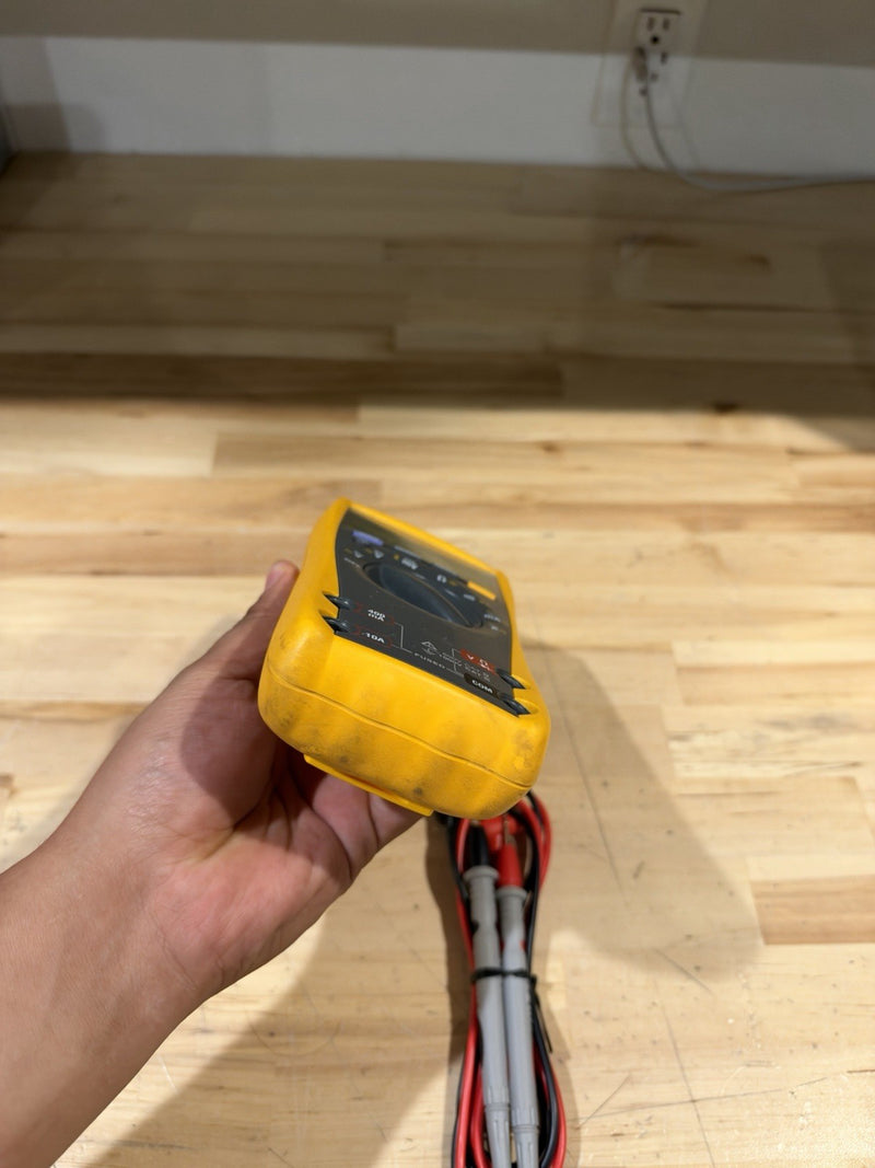 FLUKE 179 MULTIMETER W/ LEADS & CLIPS (SHIPS FAST)