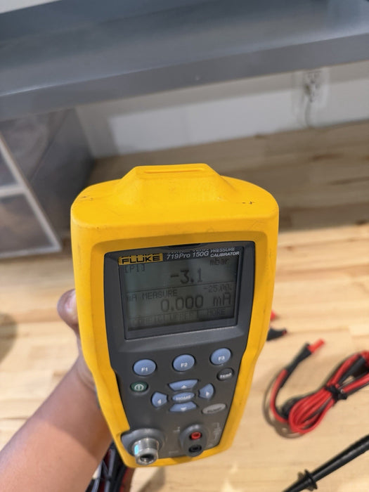 FLUKE 719 PRO 150G ELECTRIC PRESSURE CALIBRATOR W/ ACCESSORIES (SHIPS FREE)
