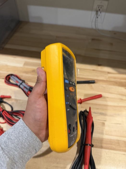 FLUKE 1507 INSULATION MULTIMETER W/ LEADS & CLIPS - SHIPS FAST