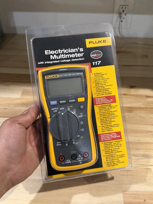 FLUKE 117 TRUE RMS MULTIMETER / NEW FACTORY SEALED - SHIPS FAST