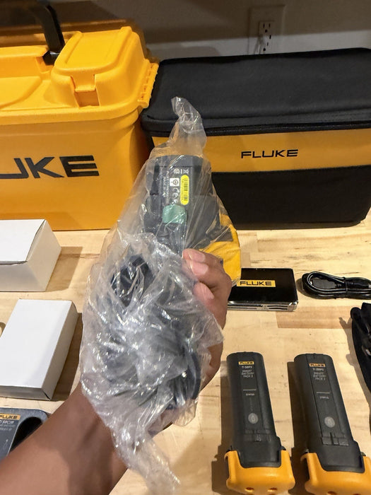 FLUKE TIR27 THERMAL IMAGER KIT 60HZ W/ BATTERIES & CHARGER (TESTED) RARE