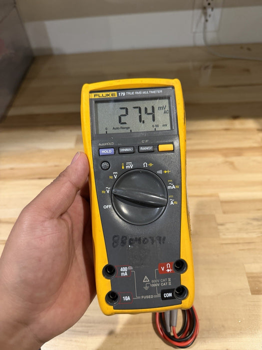 FLUKE 179 TRUE RMS MULTIMETER W/ LEADS- SHIPS FAST (TESTED)