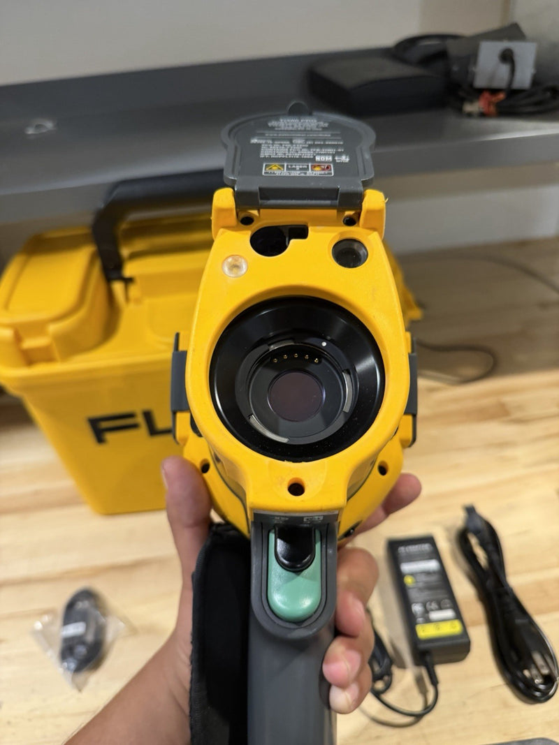 FLUKE TI480PRO IR CAMERA 60HZ, 640 X 480 , 2 BATTERIES W/ CHARGE & CASE -TESTED