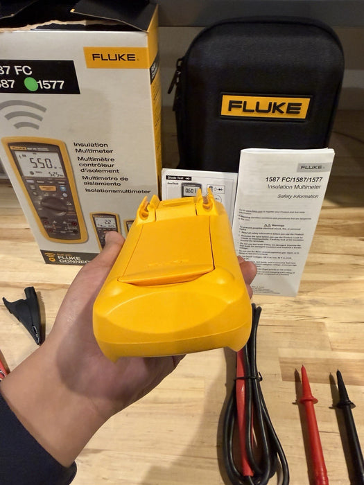 FLUKE 1577 INSULATION MULTIMETER WITH LEADS & CASE TESTED