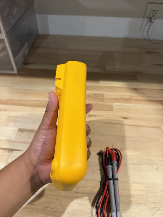 FLUKE 1503 INSULATION TESTER WITH ACCESSORIES & CLIPS