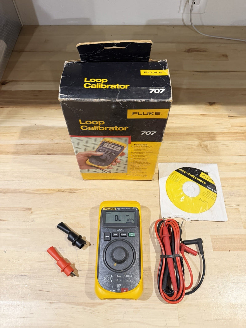 FLUKE 707 LOOP CALIBRATOR WITH ACCESSORIES