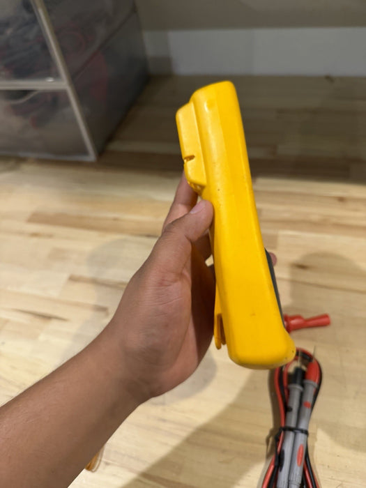FLUKE 714 THERMOCOUPLE CALIBRATOR W/ ACCESSORIES - SHIPS FAST