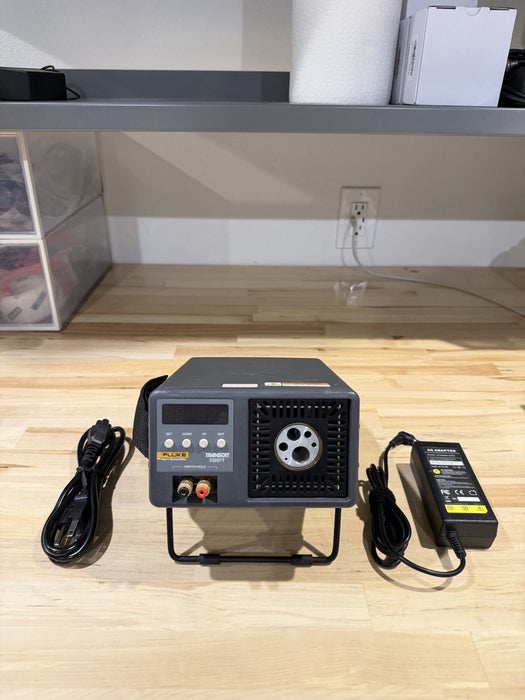 FLUKE 9140 22207T DRY-WELL CALIBRATOR WITH CHARGER TESTED