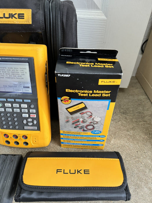 FLUKE 744 DOCUMENTING PROCESS CALIBRATOR METER WITH NEW TLK287 LEADS & CHARGER