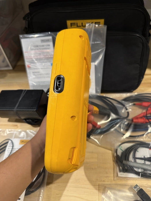 FLUKE 125B INDUSTRIAL SCOPEMETER 40MHZ WITH ACCESSORIES & BAG
