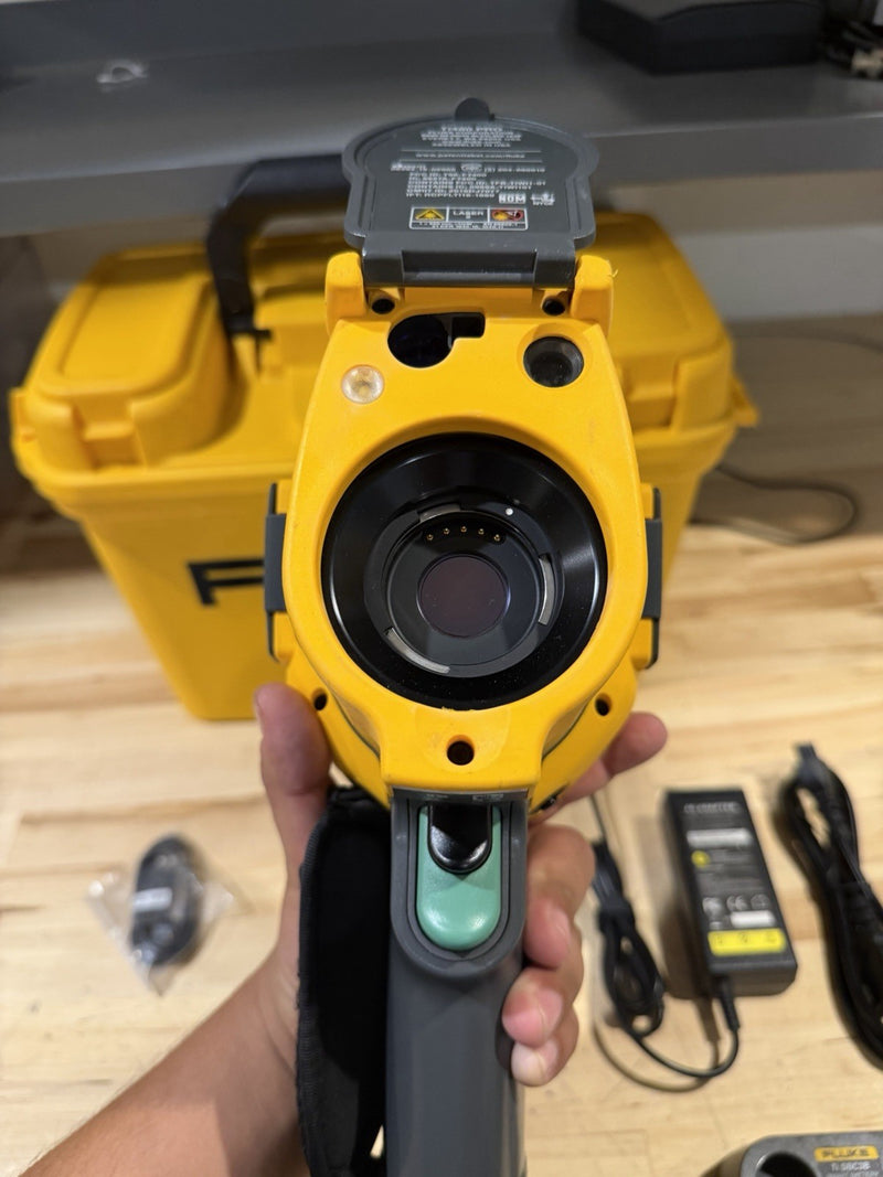 FLUKE TI480PRO IR CAMERA 60HZ, 640 X 480 , 2 BATTERIES W/ CHARGE & CASE -TESTED