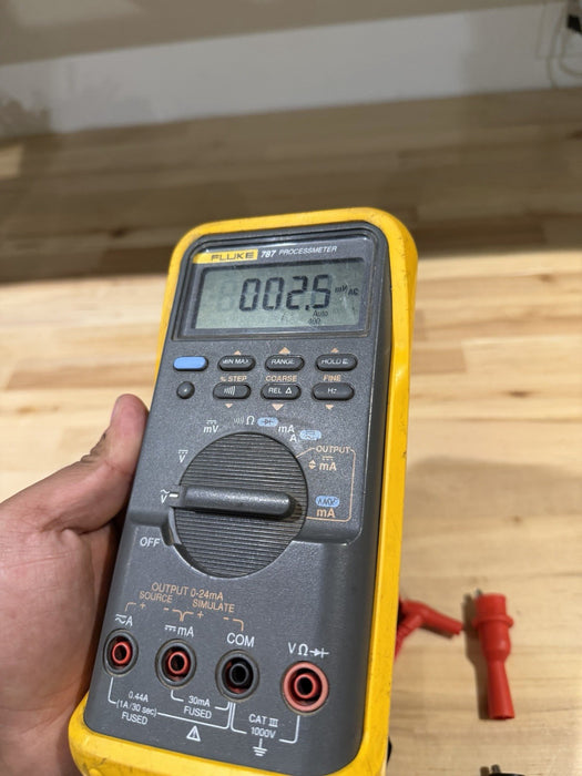 FLUKE 787 PROCESSMETER WITH LEADS & CLIPS FOR PARTS