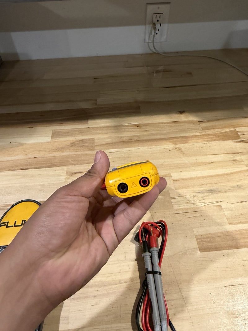 FLUKE 323 TRUE-RMS DIGITAL CLAMP METER WITH BAG & LEADS