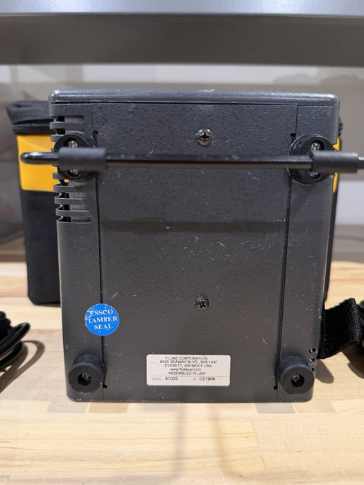 FLUKE 9102S DRY-WELL CALIBRATOR W/BAG & CHARGER (5961T)- FREE SHIPPING