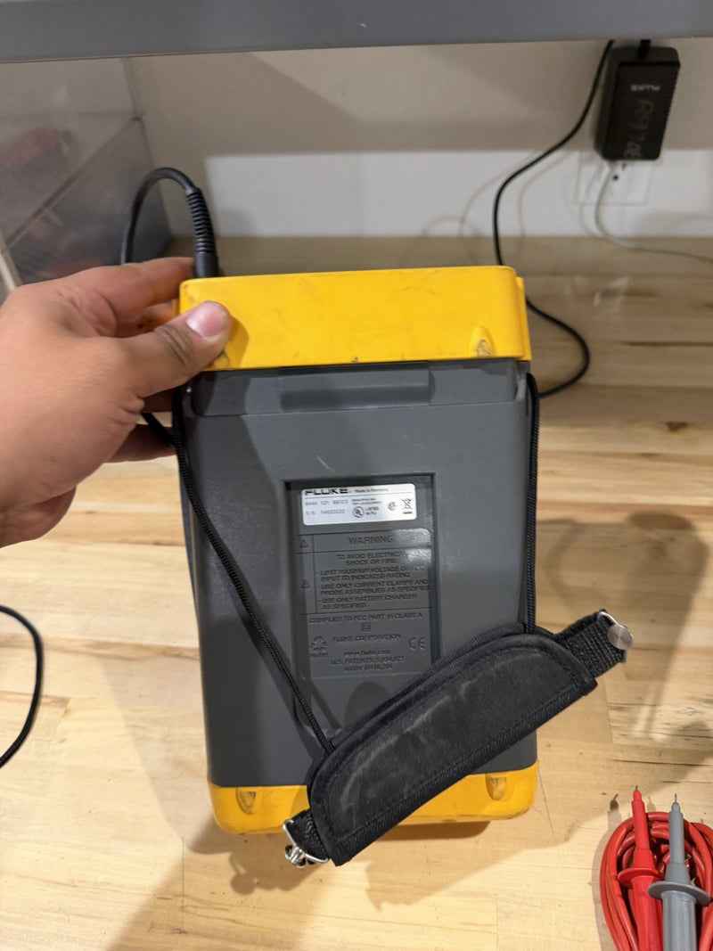 FLUKE 196C SCOPEMETER COLOR WITH LEADS 100MHZ 1GS/S TESTED