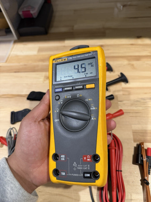 FLUKE 179 TRUE RMS MULTIMETER KIT W/ LEADS & ACCESSORIES / SHIPS FAST (TESTED)