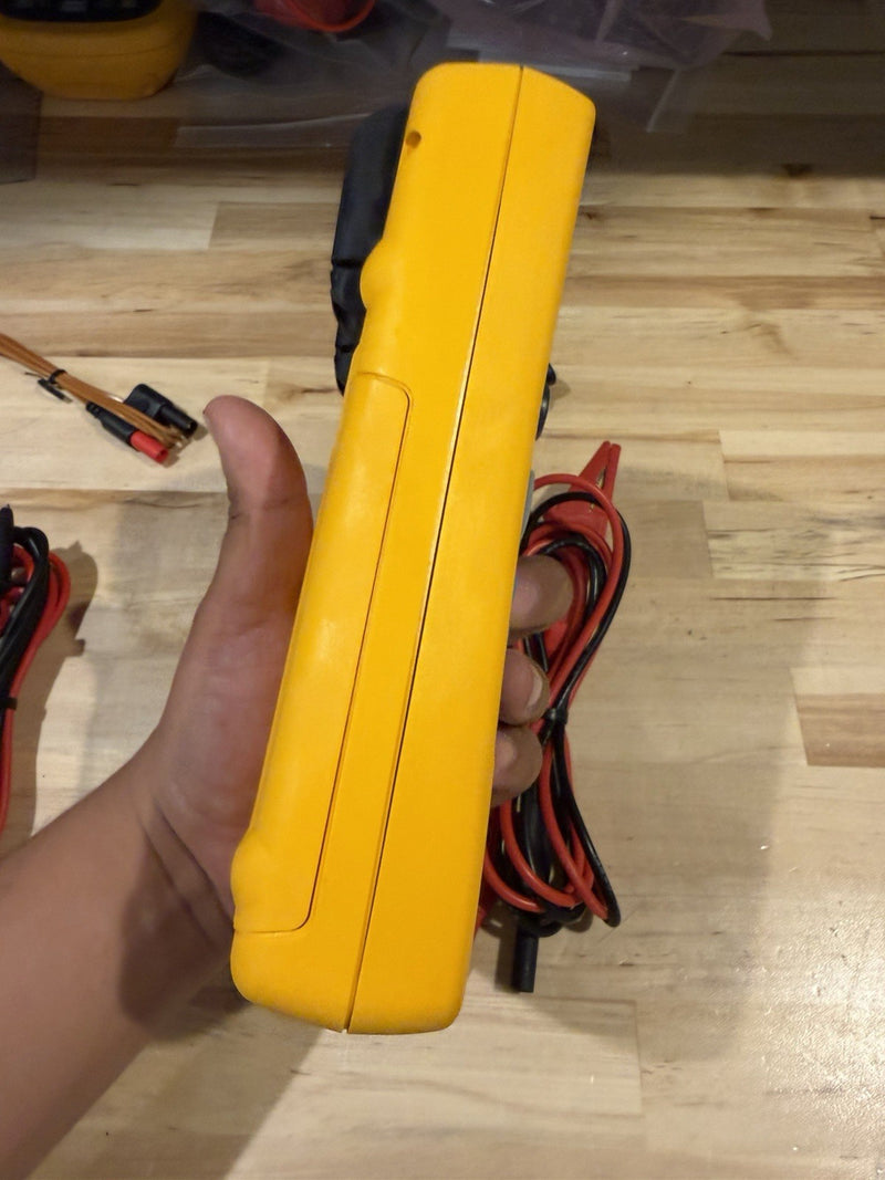 FLUKE 724 TEMPERATURE CALIBRATOR METER WITH LEADS & CLIPS TESTED