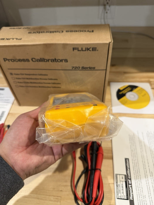 FLUKE 724 TEMPERATURE CALIBRATOR METER / NEW SEALED - FREE SHIPPING (TESTED) NEW