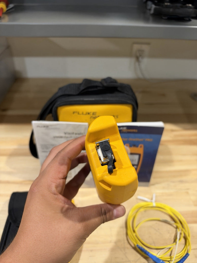 FLUKE NETWORKS FIBER ONESHOT PRO W/ VISUAL FAULT LOCATOR (TESTED)