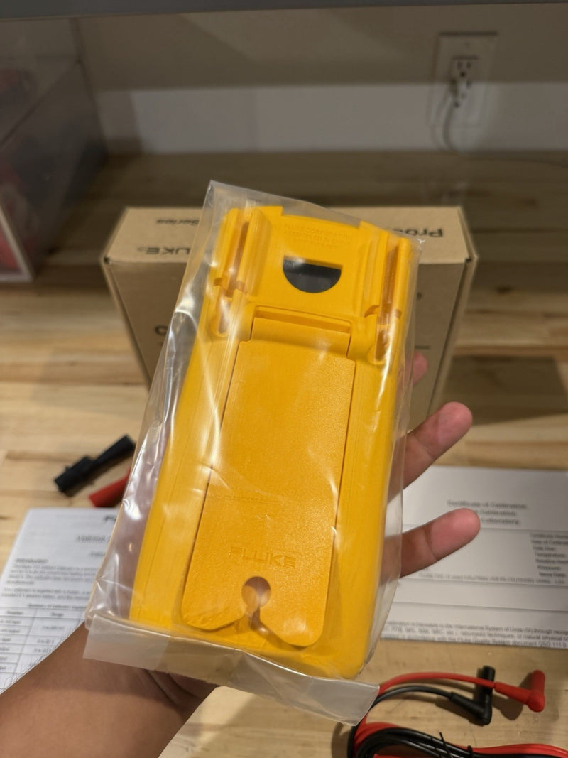 FLUKE 715 VOLT/MA CALIBRATOR WITH LEADS & CLIPS