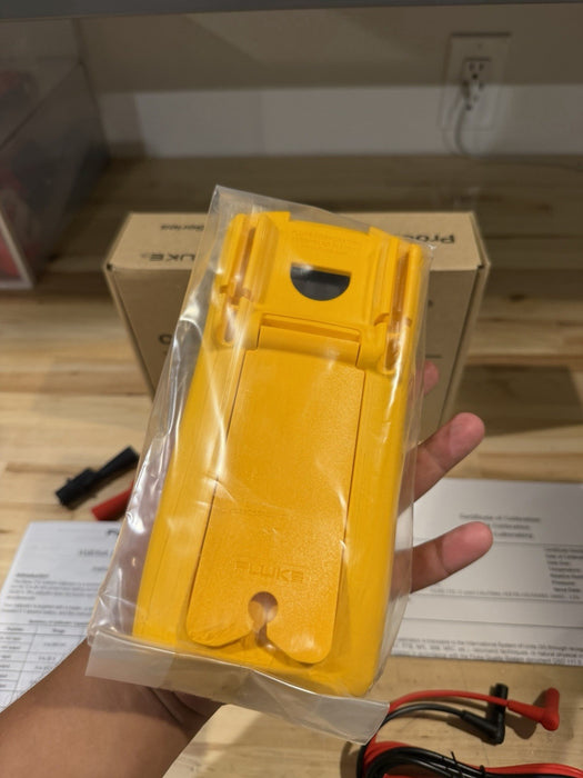 FLUKE 715 VOLT/MA CALIBRATOR WITH LEADS & CLIPS
