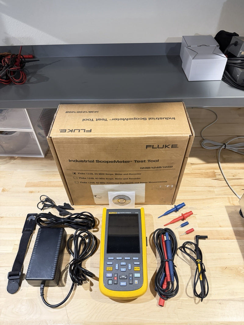 FLUKE 123B INDUSTRIAL SCOPEMETER 20MHZ WITH ACCESSORIES & BAG