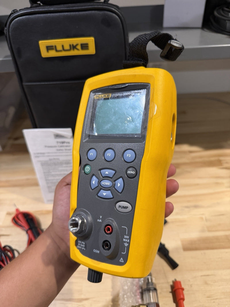 FLUKE 719 PRO 300G ELECTRIC PRESSURE CALIBRATOR W/ ACCESSORIES (SHIPS FREE)