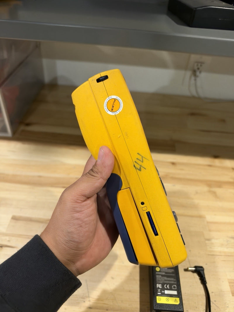 FLUKE NETWORKS DTX-1800 MAINFRAME & W/ CHARGER (PARTS ONLY) FOR PARTS