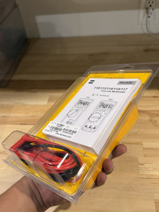 FLUKE 117 TRUE RMS MULTIMETER / NEW FACTORY SEALED - SHIPS FAST