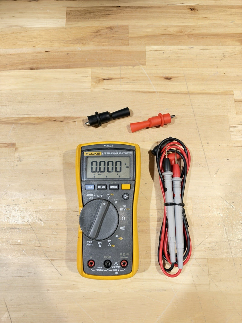 FLUKE 117 TRUE RMS MULTIMETER W/ LEADS & CLIPS - SHIPS FAST