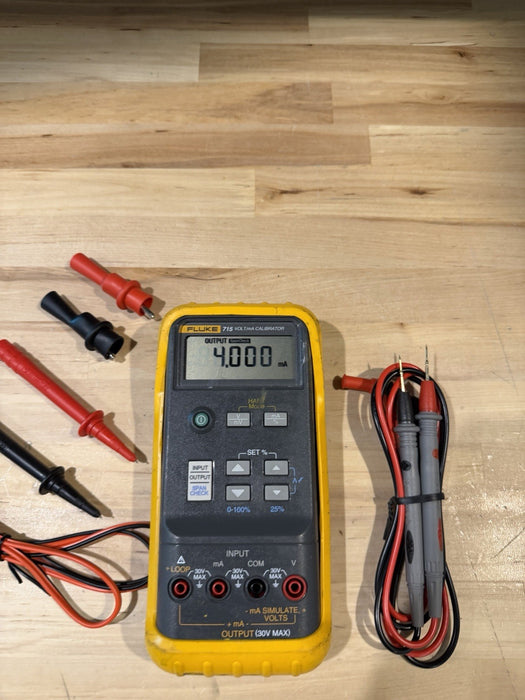 FLUKE 715 VOLT/MA CALIBRATOR WITH LEADS & CLIPS TESTED