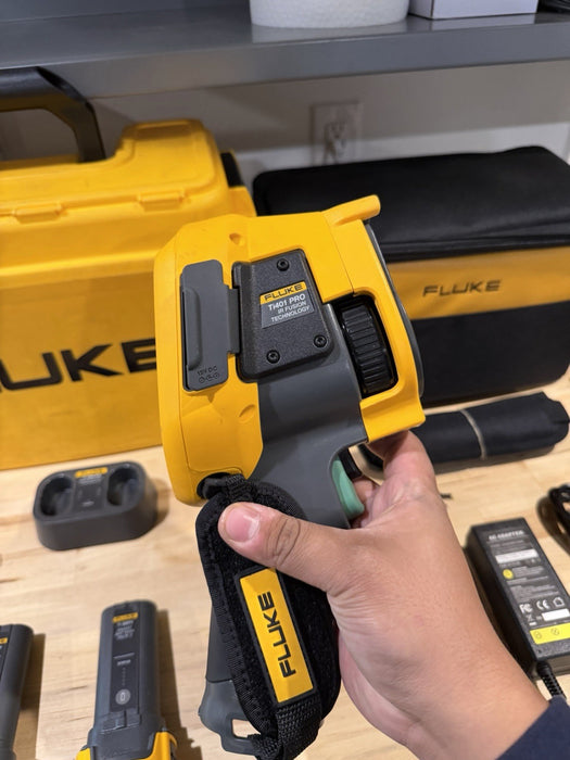 FLUKE Ti401-PRO 60HZ THERMAL IMAGER KIT W / ACCESSORIES - FREE SHIPPING