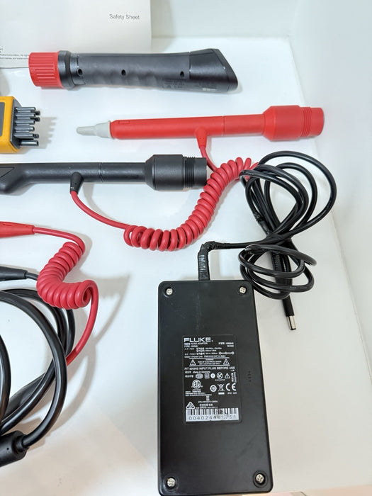 FLUKE BT521 BATTERY ANALYZER WITH ACCESSORIES TESTED