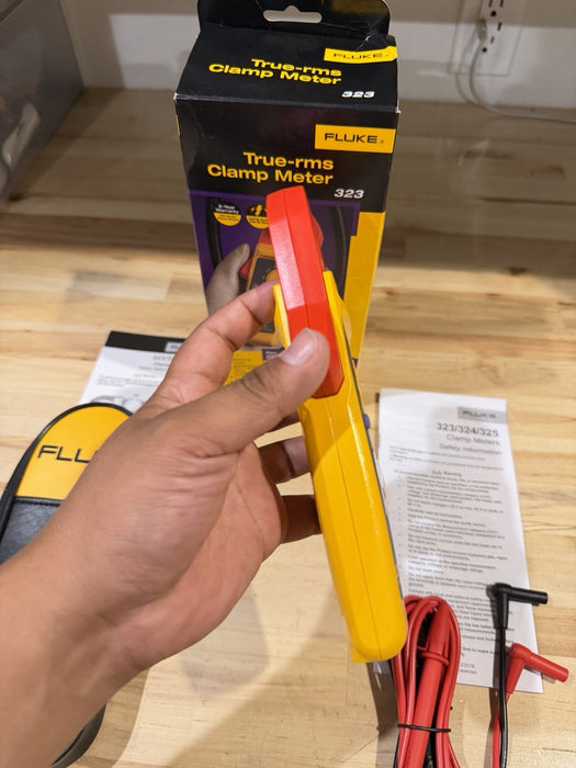FLUKE 323 TRUE-RMS DIGITAL CLAMP METER WITH BAG & LEADS