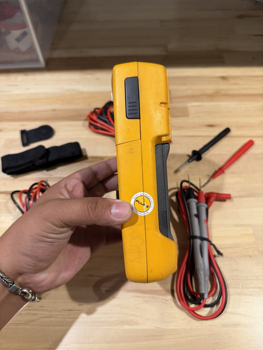 FLUKE 233 REMOTE DISPLAY AUTOMOTIVE DIGITAL  MULTIMETER (TESTED) FREE SHIPPING