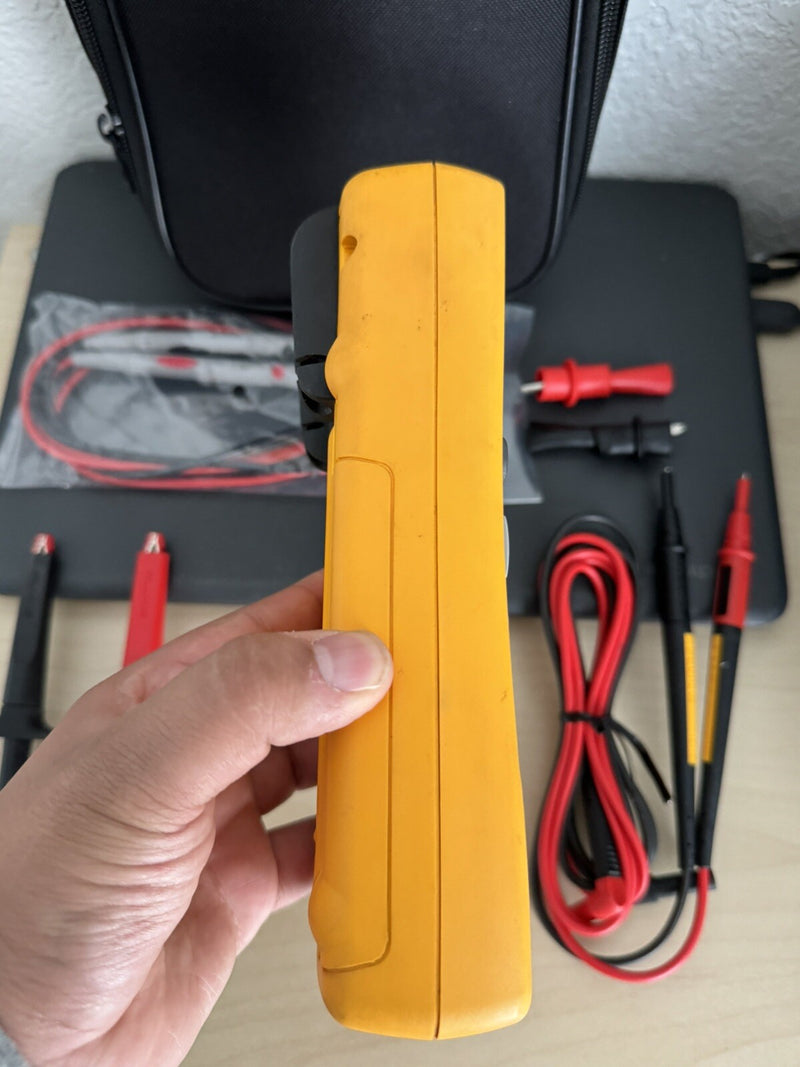 FLUKE 725 MULTIFUNCTION PROCESS CALIBRATOR WITH LEADS & BAG