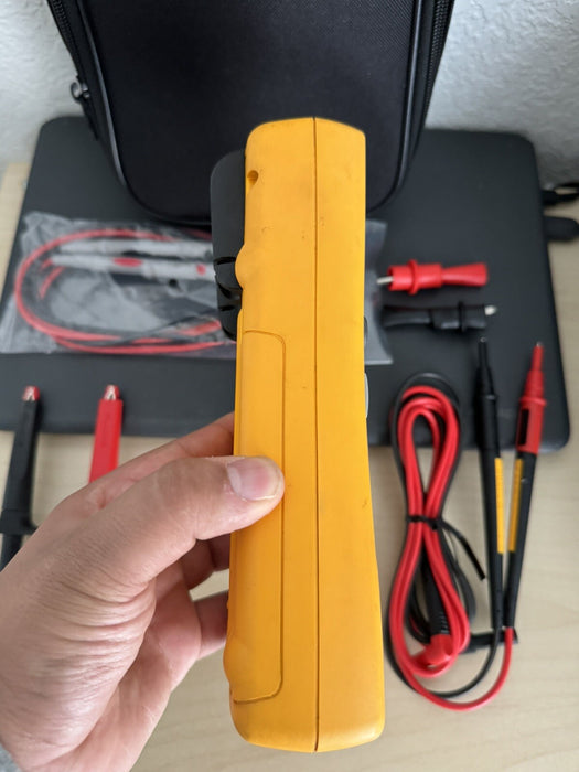 FLUKE 725 MULTIFUNCTION PROCESS CALIBRATOR WITH LEADS & BAG